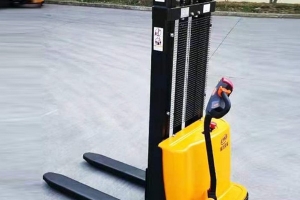 電動(dòng)堆高車(chē)